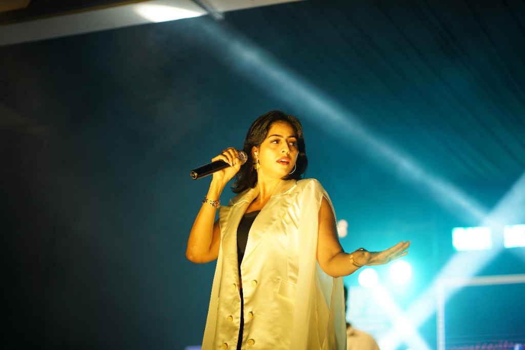 Live Concert Stage & Artist Performance